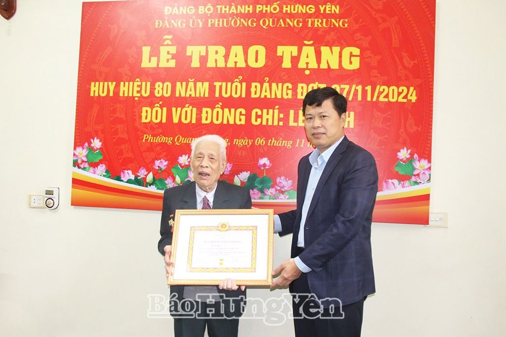 Phó Bí thư Thường trực Tỉnh uỷ, Chủ tịch HĐND tỉnh Trần Quốc Toản trao Huy hiệu Đảng tại thành phố Hưng Yên và huyện Văn Giang