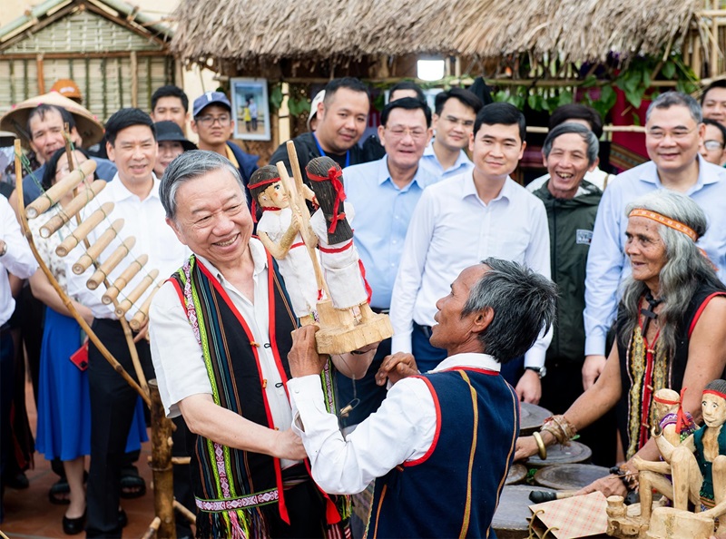 Vận dụng phương pháp phát huy sức mạnh quần chúng trong quá trình lãnh đạo cách mạng của Đảng vào công tác bảo vệ nền tảng tư tưởng của Đảng trong giai đoạn hiện nay